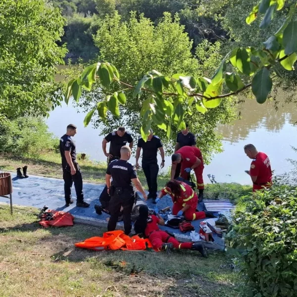 Femeie de 40 de ani, căzută în mureș în zona pasarelei pietonale a ștrandului neptun 2 salvata din mures arad1