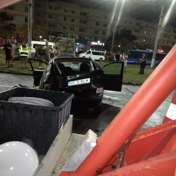 Accident nocturn lângă gara cfr | o mașină a intrat într-un copac și s-a făcut „fier vechi” | cele două victime au scăpat relativ ușor 3 accident gara cfr