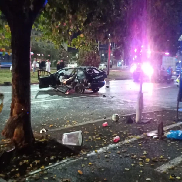 Accident nocturn lângă gara cfr | o mașină a intrat într-un copac și s-a făcut „fier vechi” | cele două victime au scăpat relativ ușor 4 accident gara 2