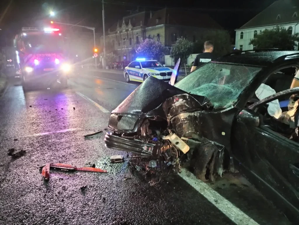 Accident nocturn lângă gara cfr | o mașină a intrat într-un copac și s-a făcut „fier vechi” | cele două victime au scăpat relativ ușor 3 accident gara1