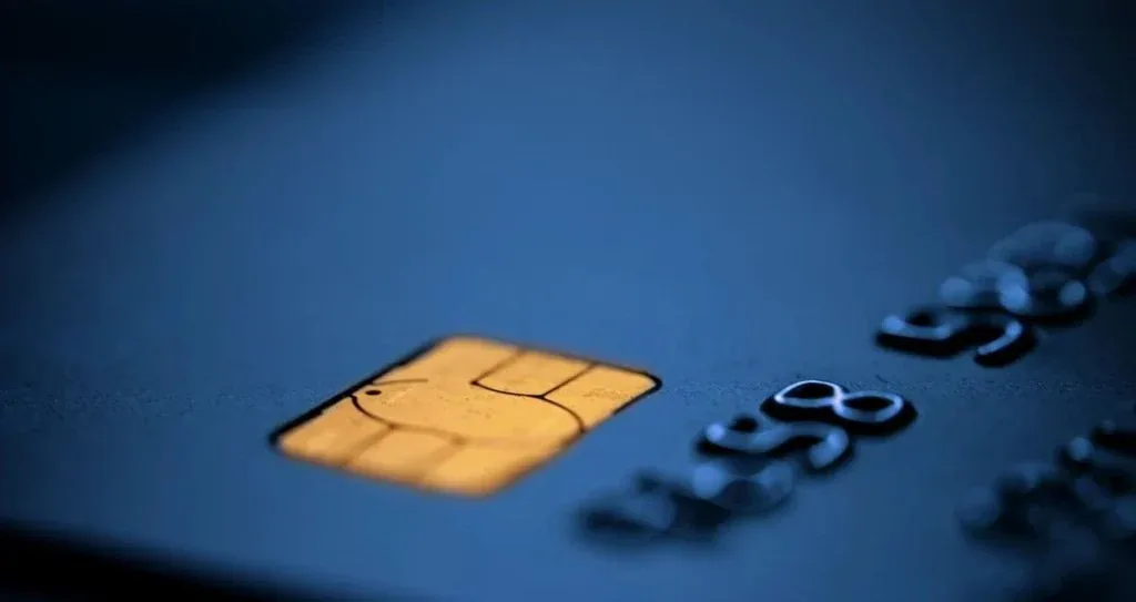 Arad | trei bărbați reținuți pentru tranzacții financiare frauduloase, prin utilizarea datelor unor carduri bancare | prejudiciul estimat: 400. 000 de lei 1 carduri