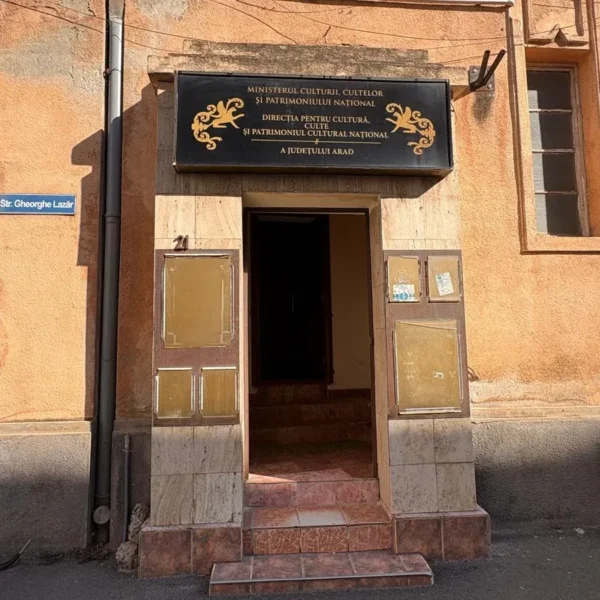 Direcția pentru cultură, culte și patrimoniu cultural național a județului arad ne arată fundul... Și nici măcar nu-i fundul ei, nici vina, nici meritul, nici sediul! 3 directia pentru cultura arad 3