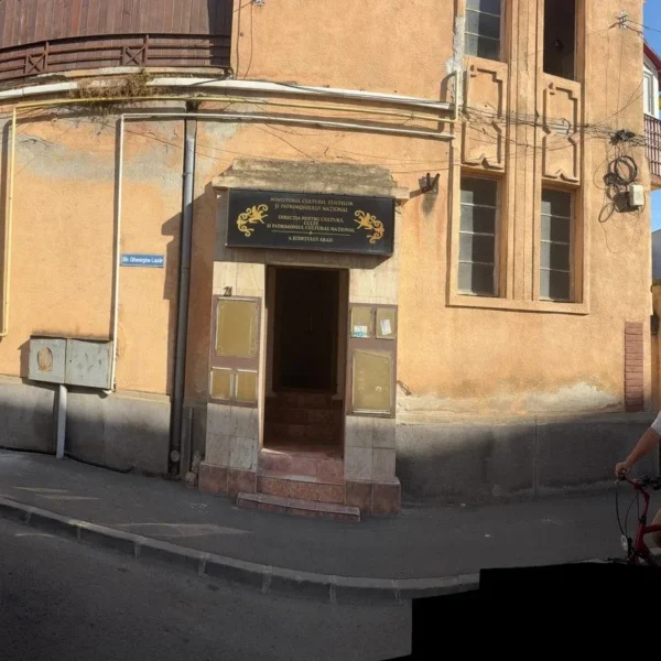 Direcția pentru cultură, culte și patrimoniu cultural național a județului arad ne arată fundul... Și nici măcar nu-i fundul ei, nici vina, nici meritul, nici sediul! 2 directia pentru cultura arad 6