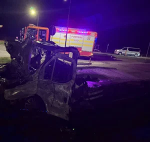 o camionetă care transporta trei