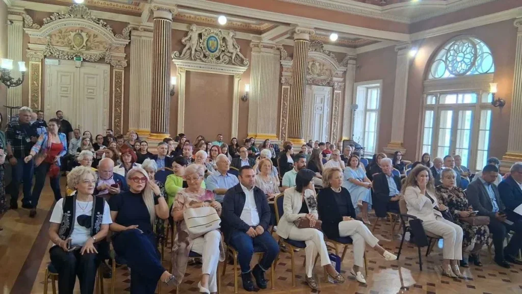 Lansarea celui de al doilea volum „atitudini și confesiuni” - o carte dedicată aradului 4 lansare atitudini si confesiuni 6