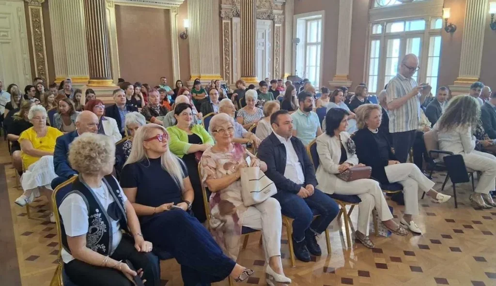 Lansarea celui de al doilea volum „atitudini și confesiuni” - o carte dedicată aradului 5 lansare atitudini si confesiuni 7