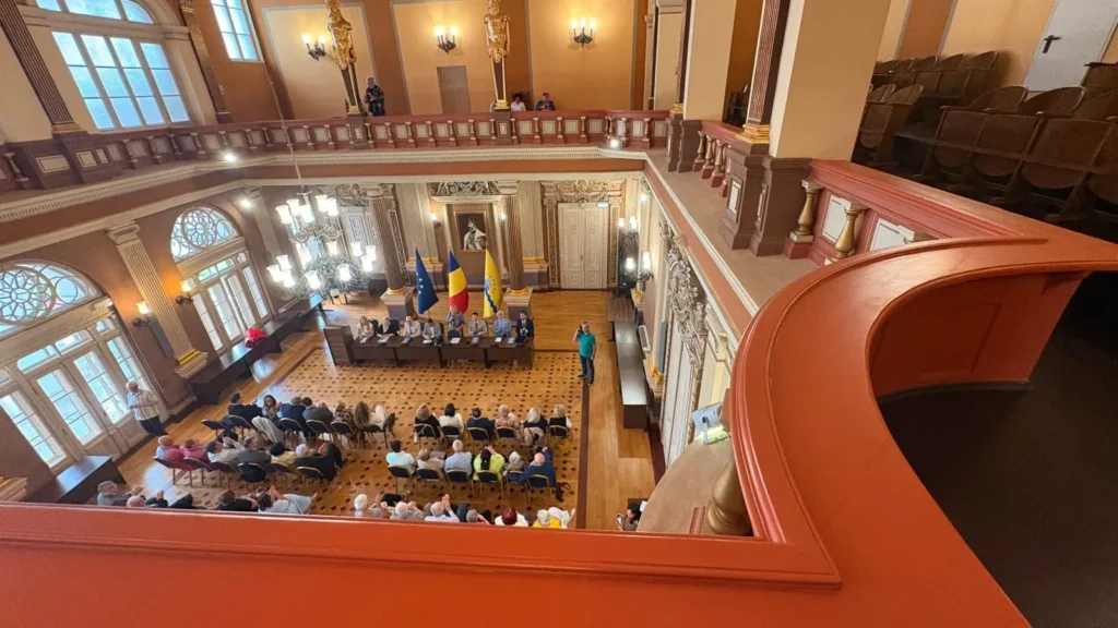Lansarea celui de al doilea volum „atitudini și confesiuni” - o carte dedicată aradului 6 lansare atitudini si confesiuni 8
