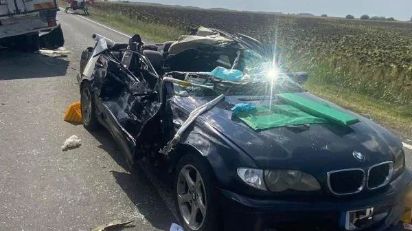 Actualizare 2 | din nefericire, și iulia, tânăra de 20 de ani implicată în accidentul de la șimand, a murit | sora ei de 19 ani a murit în urmă cu zece zile 2 masina decapotata accident simand