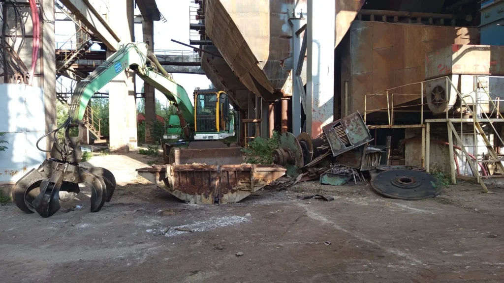 Un angajat al metalcomp a murit pe loc după ce a căzut de la înălțime în timp ce lucra la dezafectarea fostului cet - aot 4 cet atot arad 10