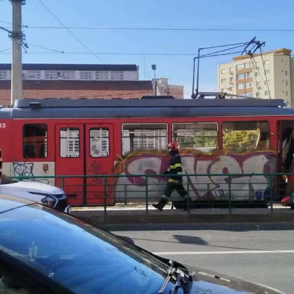Actualizare | două tramvaie s-au ciocnit la „lebăda”, după ce unul a plecat singur din depou | 7 victime, printre care și un minor, au fost transportate la spital 14 accident tramvaie lebada1