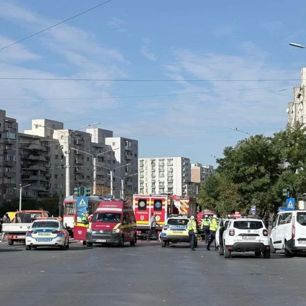 Actualizare | două tramvaie s-au ciocnit la „lebăda”, după ce unul a plecat singur din depou | 7 victime, printre care și un minor, au fost transportate la spital 12 accident tramvaie lebada10