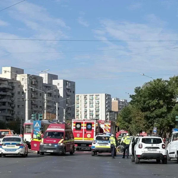 Actualizare | două tramvaie s-au ciocnit la „lebăda”, după ce unul a plecat singur din depou | 7 victime, printre care și un minor, au fost transportate la spital 13 accident tramvaie lebada11