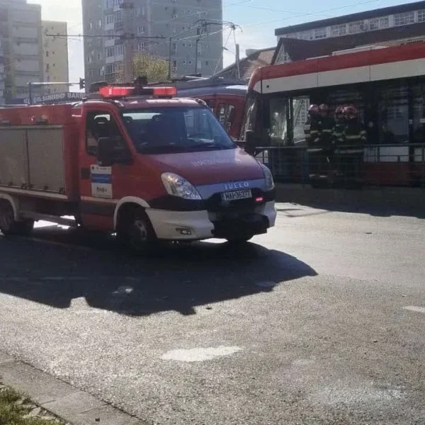 Actualizare | două tramvaie s-au ciocnit la „lebăda”, după ce unul a plecat singur din depou | 7 victime, printre care și un minor, au fost transportate la spital 15 accident tramvaie lebada2