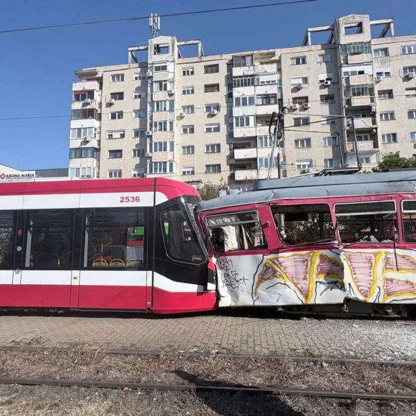 Actualizare | două tramvaie s-au ciocnit la „lebăda”, după ce unul a plecat singur din depou | 7 victime, printre care și un minor, au fost transportate la spital 6 accident tramvaie lebada4