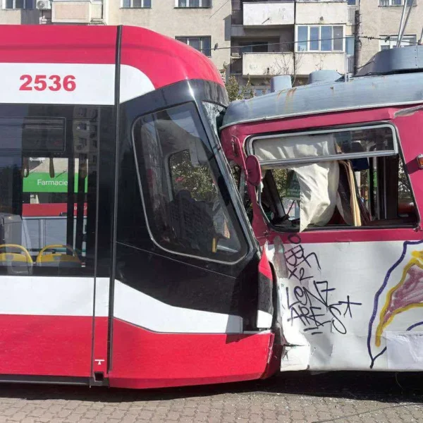 Actualizare | două tramvaie s-au ciocnit la „lebăda”, după ce unul a plecat singur din depou | 7 victime, printre care și un minor, au fost transportate la spital 7 accident tramvaie lebada5