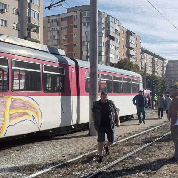 Actualizare | două tramvaie s-au ciocnit la „lebăda”, după ce unul a plecat singur din depou | 7 victime, printre care și un minor, au fost transportate la spital 8 accident tramvaie lebada6