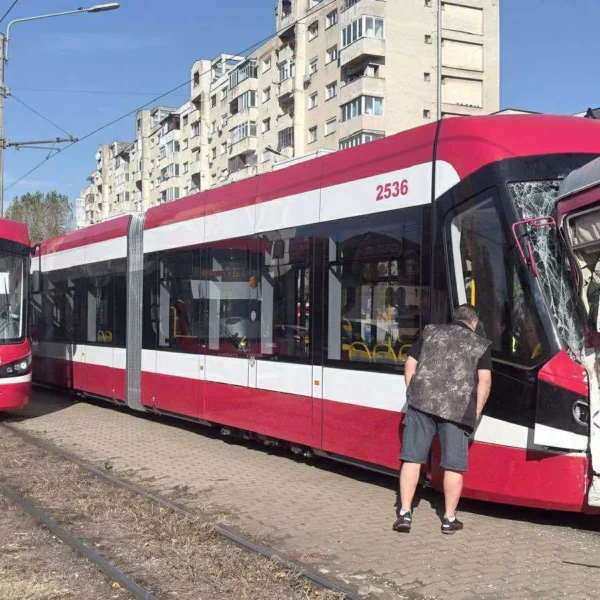 Actualizare | două tramvaie s-au ciocnit la „lebăda”, după ce unul a plecat singur din depou | 7 victime, printre care și un minor, au fost transportate la spital 9 accident tramvaie lebada7