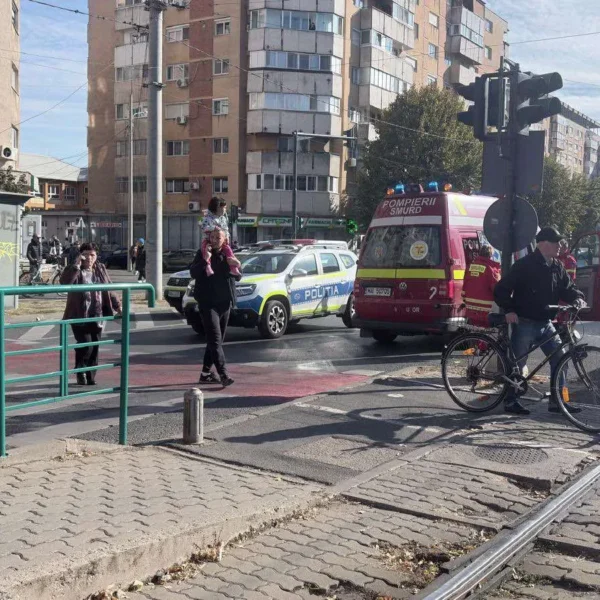 Actualizare | două tramvaie s-au ciocnit la „lebăda”, după ce unul a plecat singur din depou | 7 victime, printre care și un minor, au fost transportate la spital 10 accident tramvaie lebada8