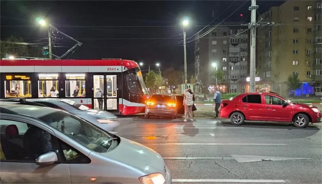Accident rutier în care au fost implicate un tramvai și un autoturism, în fața stadionului uta 4 accident uta