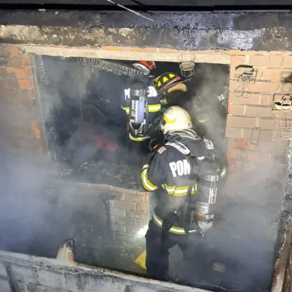 Actualizare | incendiu la un apartament, în vlaicu | victima găsită în apartament a fost transportată la spital | 25 de persoane au fost evacuate 3 incendiu a7