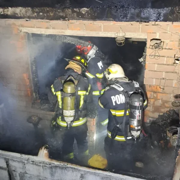Actualizare | incendiu la un apartament, în vlaicu | victima găsită în apartament a fost transportată la spital | 25 de persoane au fost evacuate 4 incendiu a7 1