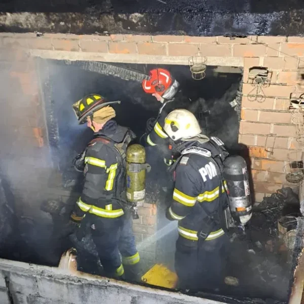 Actualizare | incendiu la un apartament, în vlaicu | victima găsită în apartament a fost transportată la spital | 25 de persoane au fost evacuate 5 incendiu a7 2
