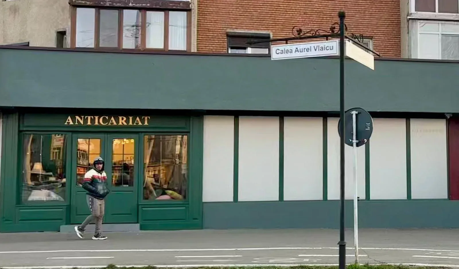 Anticariatul fake de la uta s-a închis de la sine, spațiul e de închiriat și vine la pachet cu povestea care rezumă istoria aradului de la béla orbul la bibi falimentarul 2 anticariat fake