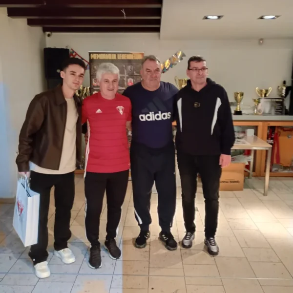 Emoții și bucuria revederii la „memorialul legendelor”, turneul de suflet organizat de „old boys uta” 9 baiatul si nepotul lui domide e1766397501612