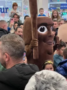 spectacol cu mascote ai în cadrul târgului de crăciun de la afi