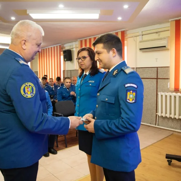 Avansări în grad la inspectoratul de jandarmi județean arad, cu ocazia zilei naționale a româniei 14 avansare in grad dec 2025 jandarmeria arad14