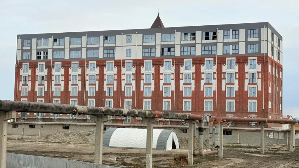 Tribunalul arad a respins acțiunea prefecturii cu privire la anularea autorizației de construcție vizând supraetajarea cu două etaje a clădirii fostului antrepozit andrényi de pe strada 6 vânători | hotărârea nu este definitivă 4 bloc 6 vanatori