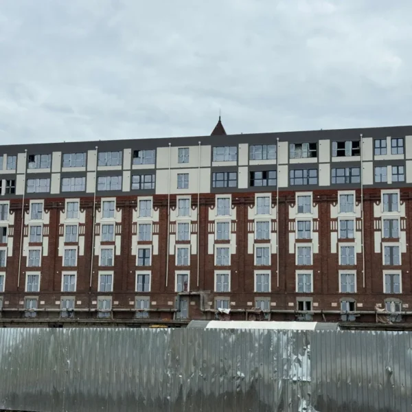 Tribunalul arad a respins acțiunea prefecturii cu privire la anularea autorizației de construcție vizând supraetajarea cu două etaje a clădirii fostului antrepozit andrényi de pe strada 6 vânători | hotărârea nu este definitivă 5 cladire 6vanatori
