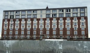 Prefectura arad a câștigat procesul cu primăria arad | curtea de apel timișoara a anulat certificatul de urbansim și autorizația de construire în baza cărora s-au făcut lucrările de supraetajare a fostului antrepozit andrényi de pe strada 6 vânători 2 fostul antrepozit andrenyi pr