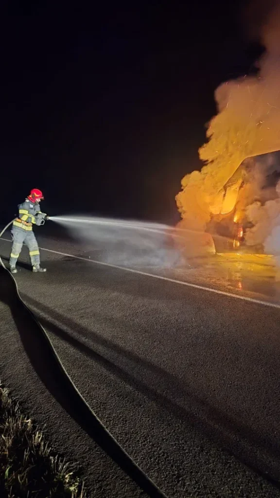 Un microbuz de marfă a luat foc pe drumul dintre târnova și șilindia 2 microbuz flacari 1