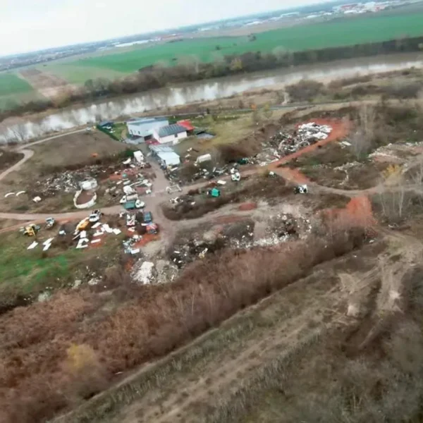 Molozarii alfa - familia vasilache și micul lor imperiu de pe malul mureșului clădit pe gunoaiele noastre fizice, juridice, morale... 12 molozarii alfa 1