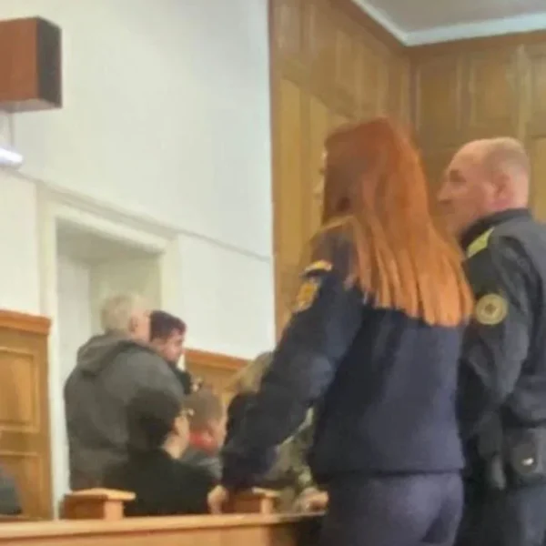 Cazul crișan | laura dronca și lind florin alexandru „frizerul”, cel care susține că a confecționat dispozitivul exploziv, se confruntă la tribunalul arad 2 laura dronca_tribunalul arad_13 ian 2026 / foto: criticarad>ro