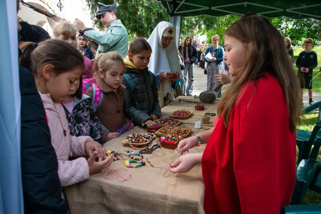 Număr record de vizitatori la complexul muzeal arad în 2025 15 museum reenact fest grupuri scolare