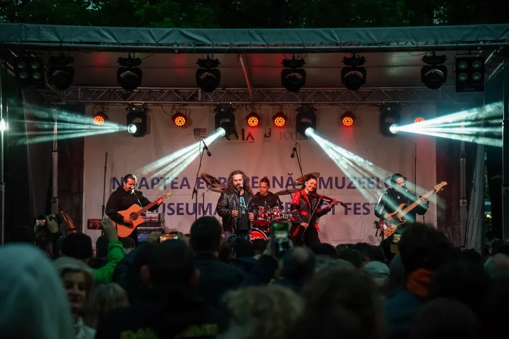 Număr record de vizitatori la complexul muzeal arad în 2025 3 noaptea muzeelor concert phoenix