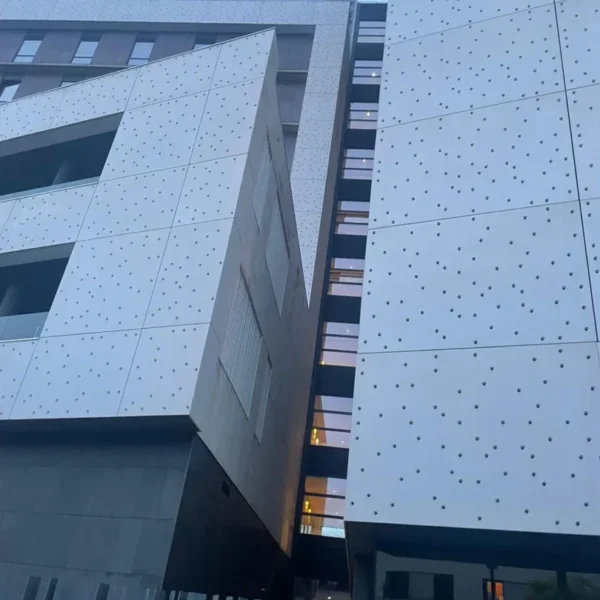 O poveste de cartier încheiată tragic | arădeanul tavi teiceanu, cunoscut ca „băiat cu caracter” în mediile interlope, s-a sinucis aruncându-se de la un etaj superior al unui hotel din barcelona într-o piscină goală 3 teiceanu barcelona 3