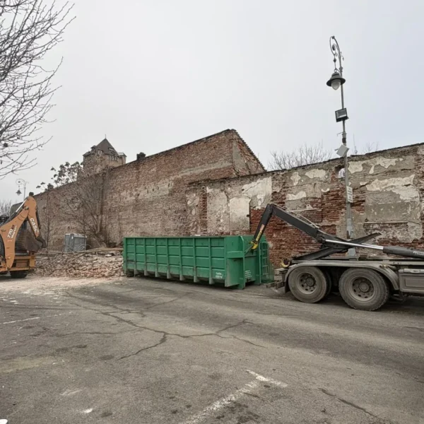 Actualizare | primăria arad a identificat vinovatul pentru prăbușirea zidului de cărămidă din parcul reconcilierii: falcă 8 zid reconcilierii 2