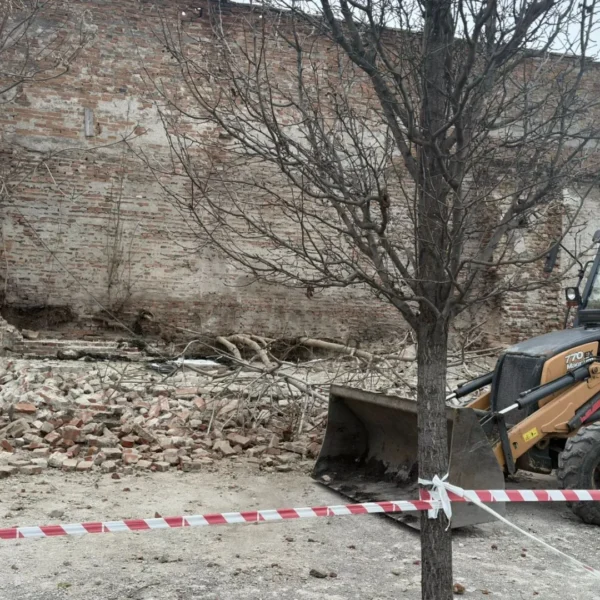 Actualizare | primăria arad a identificat vinovatul pentru prăbușirea zidului de cărămidă din parcul reconcilierii: falcă 5 zid reconcilierii 5
