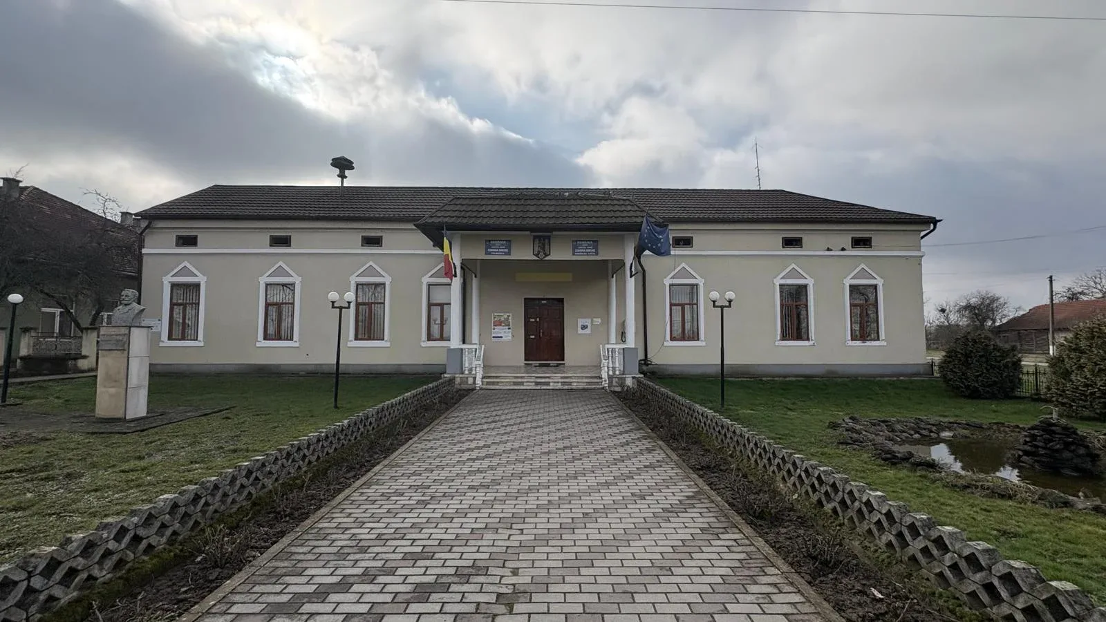 Birchiș - o iarnă a vrajbei politice ajunsă la apogeul haosului juridic din cauza unei „uși de piatră” zidită chiar de funcționarii primăriei, în regia „fantomei fostului” 5 birchis primaria1