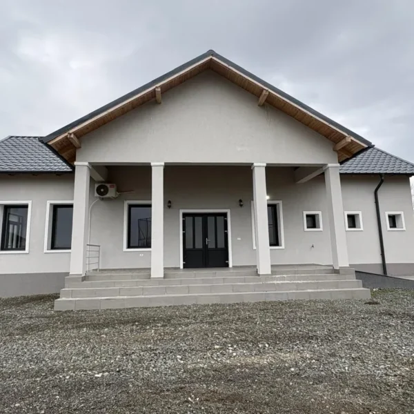 Birchiș - o iarnă a vrajbei politice ajunsă la apogeul haosului juridic din cauza unei „uși de piatră” zidită chiar de funcționarii primăriei, în regia „fantomei fostului” 8 capalnas capela teren