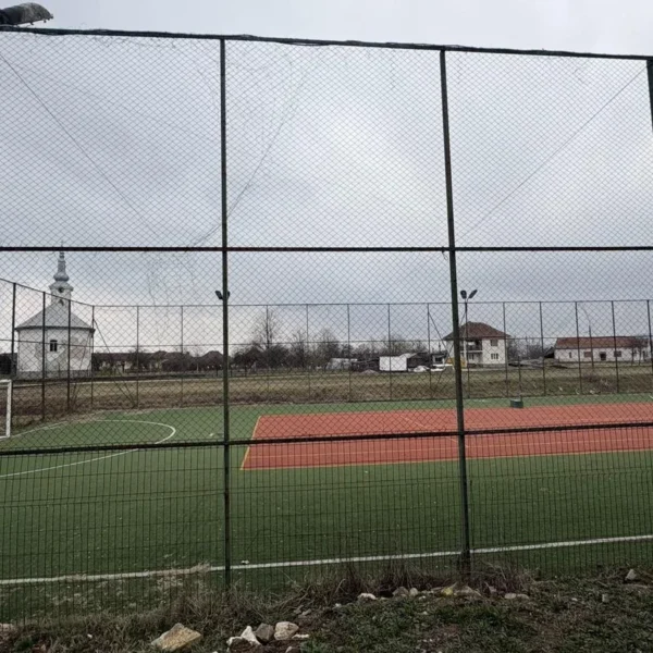 Birchiș - o iarnă a vrajbei politice ajunsă la apogeul haosului juridic din cauza unei „uși de piatră” zidită chiar de funcționarii primăriei, în regia „fantomei fostului” 12 capalnas teren fotbal