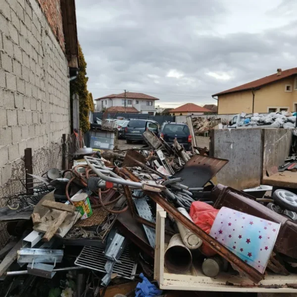 Depozit ilegal de deșeuri, descoperit de comisarii gărzii de mediu pe o proprietate privată din gai 2 deseuri gai arad1
