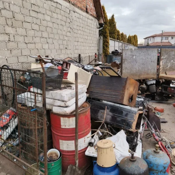 Depozit ilegal de deșeuri, descoperit de comisarii gărzii de mediu pe o proprietate privată din gai 6 deseuri gai arad5