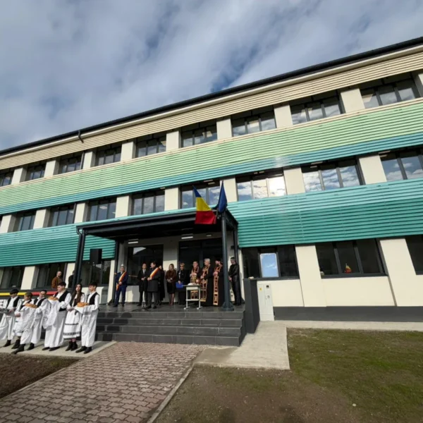 Liceul teoretic sebiș a fost inaugurat oficial după finalizarea unui proiect de reabilitare în valoare de 9. 147. 000 lei 2 liceul sebis 17