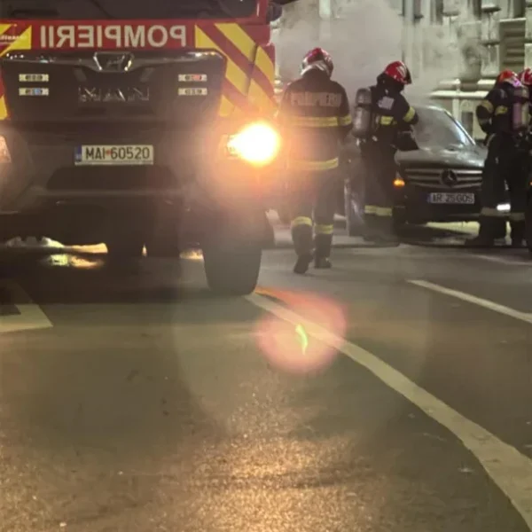 Mașină în flăcări, în fața prefecturii arad 3 masina in flacari primaria arad 2