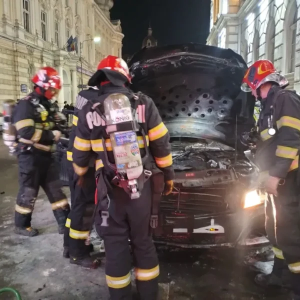 Mașină în flăcări, în fața prefecturii arad 6 mașină in flăcări_prefectura arad