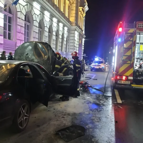 Mașină în flăcări, în fața prefecturii arad 8 masina in flacari primaria arad 6peg